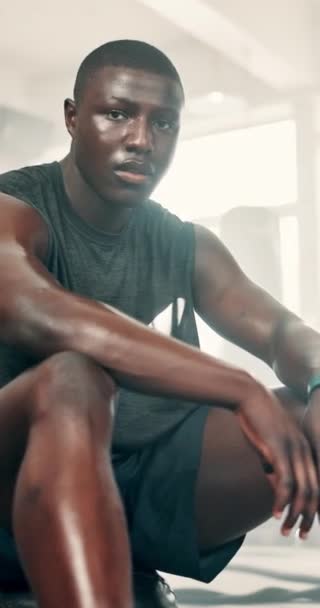 Hombre Negro Fitness Descanso Sudor Para Hacer Ejercicio Ejercicio Entrenamiento — Vídeo de stock