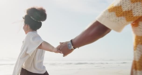 Ocean Couple Friends Holding Hands Joy Fun Summer Holiday Nature — Stock Video