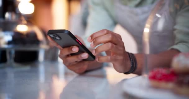 电话和手在咖啡店为社交媒体打字 在咖啡店进行交流或建立联系 男士们 咖啡师或智能手机服务员在桌上为应用程序 发短信或聊天而进行的着装 — 图库视频影像