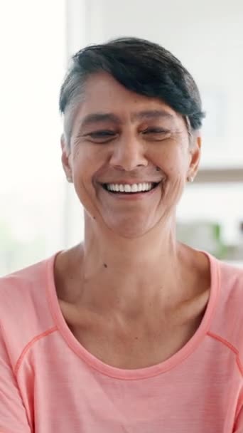 Wanita Senior Wajah Dan Tertawa Dalam Ruangan Untuk Lelucon Lucu — Stok Video