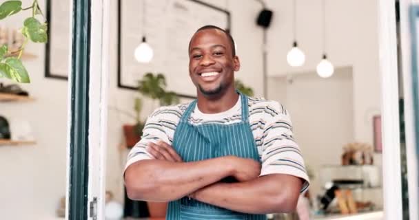 Úsměv Ruce Zkřížené Černý Muž Vchodu Kavárny Pro Malé Podnikání — Stock video