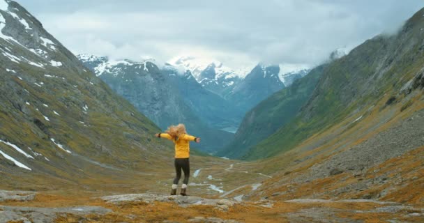 Nadšený Otevřené Paže Nebo Žena Pěší Turistiku Horách Zelených Kopcích — Stock video