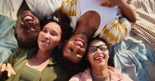 Щасливий Турбота Група Обличчям Друзів Відкритому Повітрі Зверху Спільноти Підтримки — стокове відео