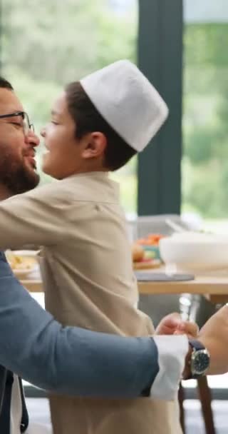 Szerelem Muszlim Apa Fia Ölelés Egy Házban Egy Hello Újraegyesülés — Stock videók