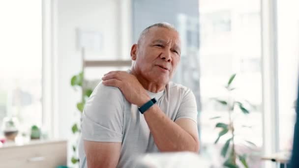 Patient Doctor Consultation Surgery Shoulder Pain Arthritis Communication Feedback Mature — Stock Video