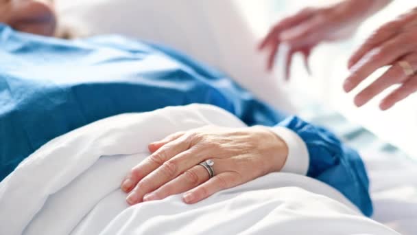 Ασθενής Πρόσωπο Και Κρατώντας Χέρια Στο Κρεβάτι Του Νοσοκομείου Για — Αρχείο Βίντεο