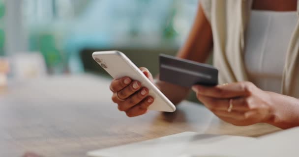 Eller Kredi Kartı Cep Telefonu Daktilo Internet Bağlantısı Olan Bir — Stok video