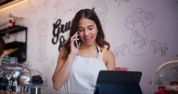 咖啡店 女人和平板电脑在电话中交谈 为方便食品的递送或外卖而在网上订购 在咖啡店提供服务的虚拟 出纳和咖啡店 — 图库视频影像