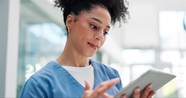 病院での計画やネットワーキングのための女性 看護師 タブレット 技術に関する情報とレポート または診断 インターネット ヘルスケアの結果を確認する — ストック動画