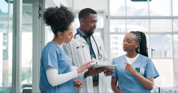 Doktorlar Hemşireler Hastane Araştırmaları Için Tablet Sağlık Planlaması Tavsiyeler Takım — Stok video