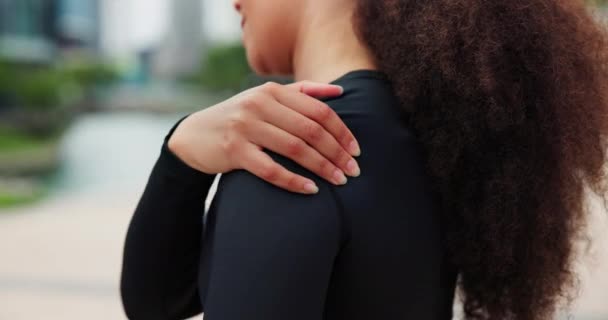 Dor Ombro Mãos Mulher Fitness Rua Cidade Com Corrida Erro — Vídeo de Stock