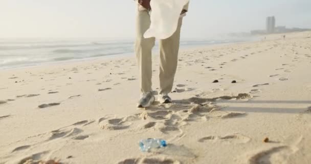 Plaża Nogi Osoba Czyszcząca Brud Recyklingu Plastikową Torbą Dla Bezpieczeństwa — Wideo stockowe
