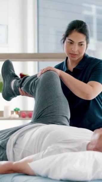 Фізична Терапія Біль Ногах Фізіотерапевт Літнім Чоловіком Клініці Відновлення Травм — стокове відео