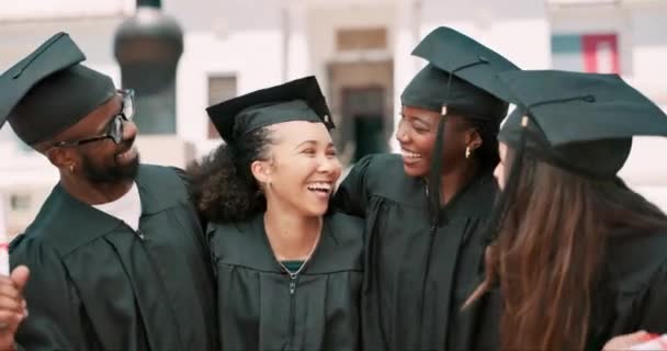 Yüzü Mezuniyeti Üniversitede Sertifikası Olan Mutlu Öğrenci Grubu Dışarıda Gülen — Stok video