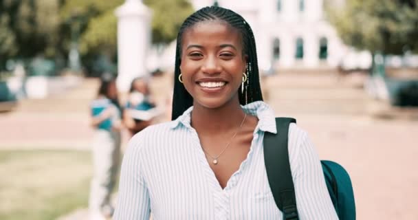 大学キャンパスの笑顔 学生の黒人女性は 学校や奨学金のために アカデミーでアウトドアでチャンスや知識を学ぶ幸せな若い学習者と肖像画 未来と大学 — ストック動画