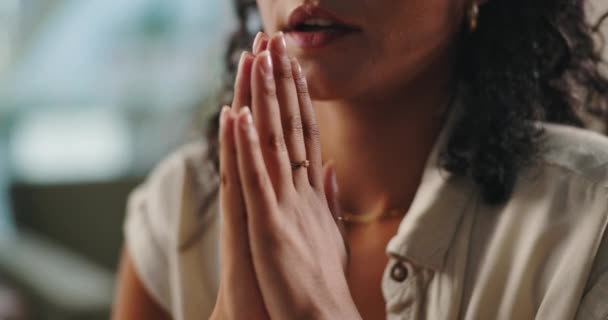 信仰心 信仰心 信仰心 信仰心を持った女性 アパートでの癒しと平和のためにクリスチャンと女性の感謝 祈りと閉鎖 — ストック動画