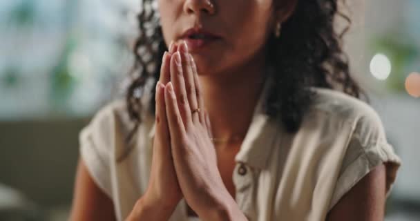 Tangan Berdoa Dan Wanita Dengan Iman Rumahnya Untuk Ibadah Agama — Stok Video