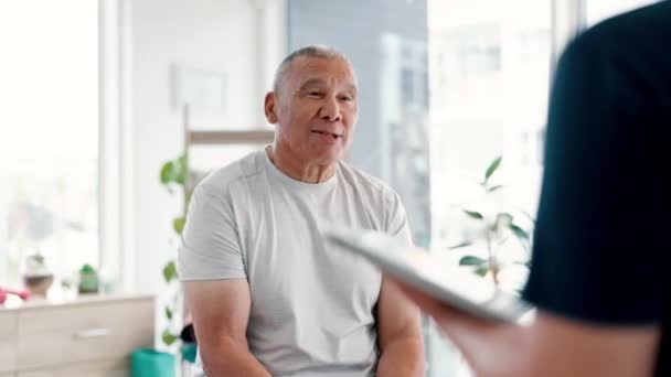 Senior Mann Und Therapeut Absprache Mit Tablette Für Gesundheit Beratung — Stockvideo