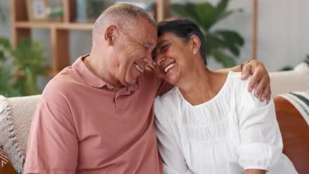 Hug Love Senior Couple Sofa Laughing Happy Bonding Home Together — Stock Video