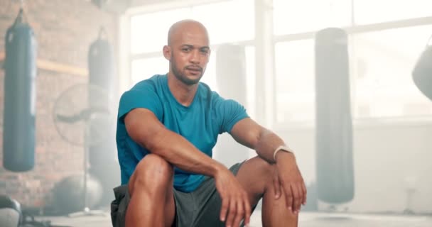 Γυμναστήριο Φυσική Κατάσταση Και Πρόσωπο Του Κουρασμένου Άνδρα Αναπνοή Μετά — Αρχείο Βίντεο