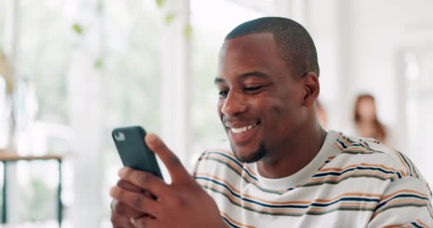 咖啡店 电话和快乐的黑人男人在社交媒体 网络或网上阅读有趣的迷因 智能手机 微笑和在餐馆吃饭的非洲人 在手机应用程序上滚动以及在数字技术上的交流 — 图库视频影像