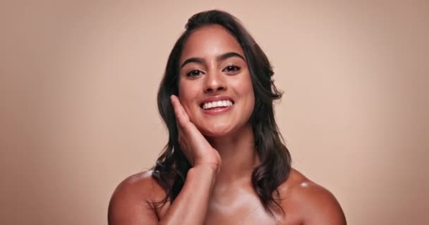 Красота Кожа Лицо Женщины Коричневом Фоне Оздоровления Уход Лицом Косметика — стоковое видео