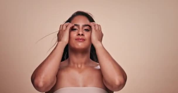 Güzellik Yüz Saç Stüdyodaki Kadın Şampuan Keratin Tedavisi Için Bej — Stok video