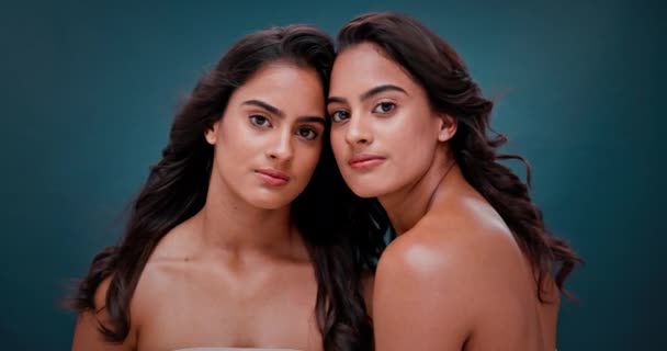 Gezicht Schoonheid Vrouwen Met Make Tweeling Wellness Met Cosmetica Blauwe — Stockvideo
