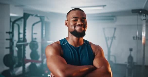 健身俱乐部 双臂交叉 黑人男子快乐的健身房 健美或锻炼承诺 以积极的生活方式 训练或体育活动为目标的奉献 肖像或男性健美者 — 图库视频影像