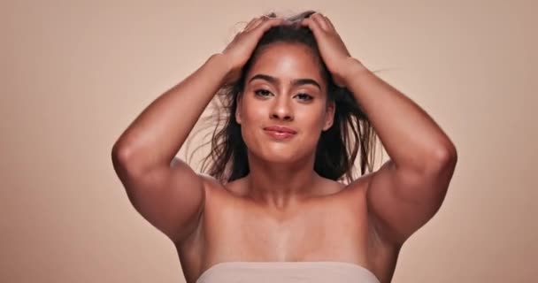 Krása Vlasy Vítr Tváří Ženy Studiu Béžovém Pozadí Pro Šampon — Stock video
