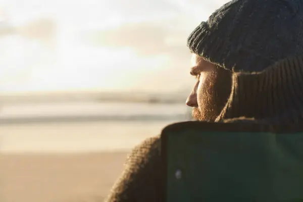 Ansikte Tänkande Och Man Vid Stranden Vid Solnedgången För Att — Stockfoto