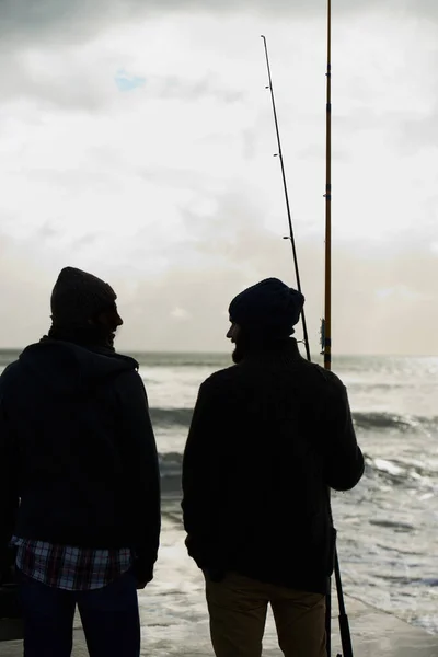 Wędkarstwo Rybak Ludzie Przy Oceanie Rozmawiają Wędką Kołowrotkiem Sprzętem Łowienia — Zdjęcie stockowe