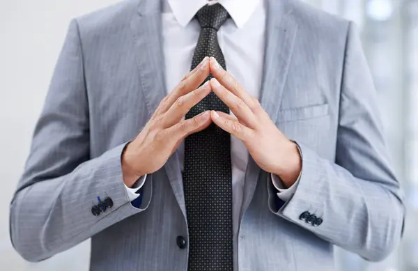 Руки Перед Грудью Бизнесом Человеком Уверенностью Крупным Планом Подозрительными Рабочем — стоковое фото