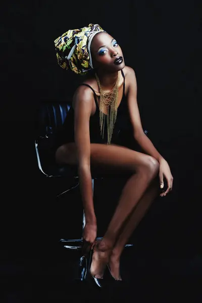 Mulher Negra Moda Retrato Com Confiança Vestido Principal Maquiagem Estúdio — Fotografia de Stock
