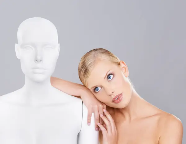 美观大方 有人体模特 有思维 有独特的肤色 有健康的白色背景 工作室里带有个性 机器人或假人的灵感 天然化妆品和皮肤科 — 图库照片