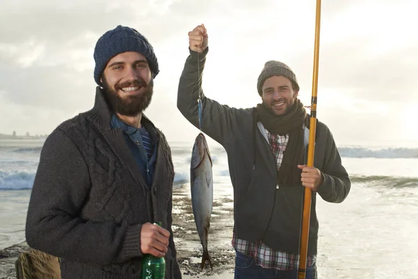 人们和捕鱼的肖像在海上自豪地在日落时捕获金枪鱼 朋友们 带着鱼竿在度假 探险或远洋度假时牵着鱼竿微笑 — 图库照片