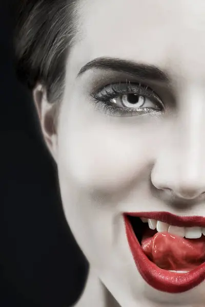 美しさ 化粧品 そして暗い美学のためのスタジオで女性 肖像画 ゴシックな唇 悪役キャラクターのモデルの顔 ファンタジーコンタクトレンズと黒い背景に赤い口紅 — ストック写真
