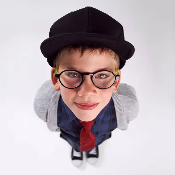 Γυαλιά Χαρούμενα Και Προσωπογραφικά Του Παιδιού Στο Στούντιο Για Την — Φωτογραφία Αρχείου