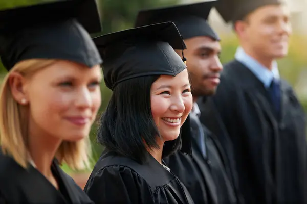 大学や大学のセレモニーのための友人との列で卒業 笑顔と女性の学生 実績やお祝いのためにキャンパスにいる若者との教育 奨学金 — ストック写真