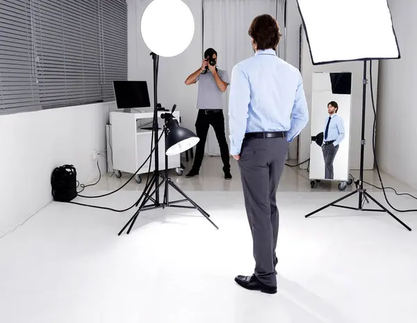 Fotograf Model Und Beleuchtung Mit Ausrüstung Studio Für Karriere Hinter — Stockfoto