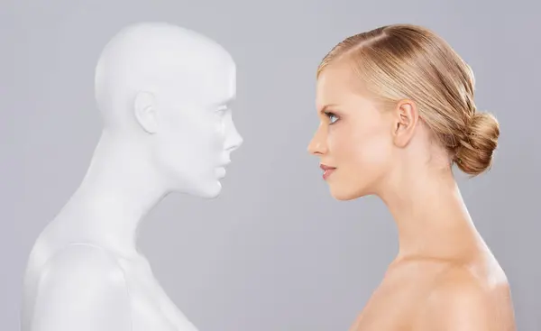 Estudio Mujer Maniquí Con Clon Belleza Estándar Artificial Bienestar Perfecto —  Fotos de Stock