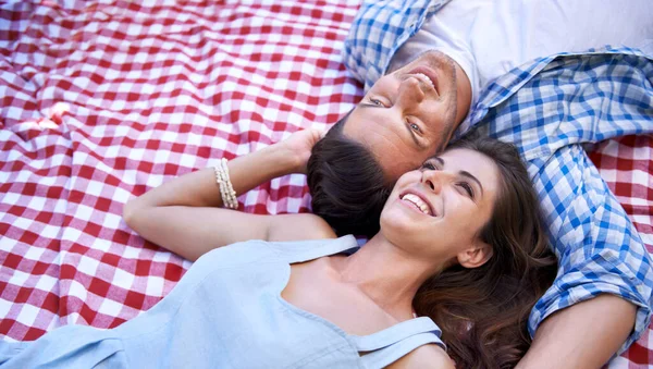 快乐和放松在毛毯野餐在顶部的视野中的结合 爱情和联系的日期 女人和躺在地上谈情说爱 度假或在户外建立健康的关系 — 图库照片