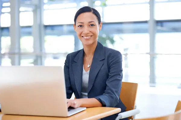Glückliche Geschäftsfrau Portrait Oder Laptop Für Die Vernetzung Auf Website — Stockfoto