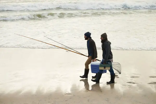 Calma Pesca Homens Andando Praia Juntamente Com Mais Frio Atacar — Fotografia de Stock