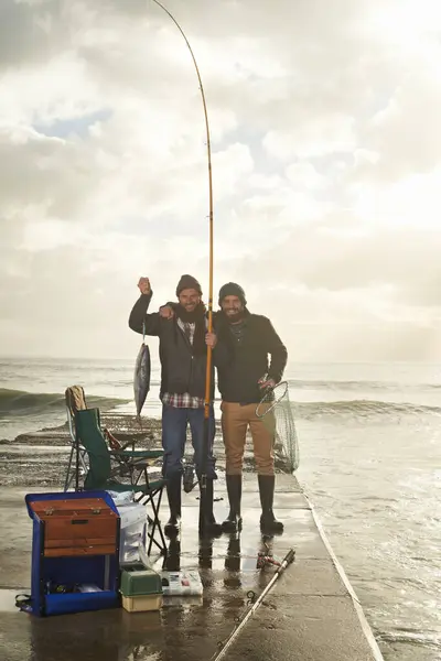 Glücklich Portrait Und Menschen Beim Hochseefischen Mit Stolz Thunfisch Auf — Stockfoto