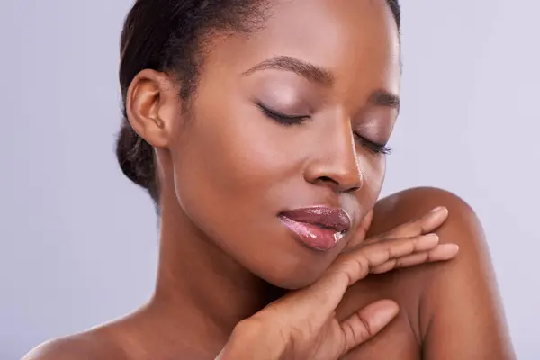 Make Hautpflege Und Gesicht Einer Schwarzen Frau Mit Ruhiger Strahlender — Stockfoto