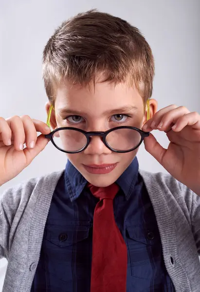 Gözlük Ciddi Çocuk Portresi Stüdyoda Göz Bakımı Görüş Optik Sağlık — Stok fotoğraf