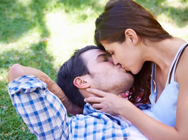 亲吻和野餐在草地上的爱 结合和连接在户外公园的假日 男人和女人 为了健康的关系 承诺和在迈阿密度假的约会而浪漫 — 图库照片