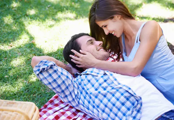 夏の結合 幸せなまたは屋外のためのピクニックのための公園でリラックス カップル 笑顔とバレンタインデーまたはデート接続や休息 愛や週末のための草の上の毛布に抱擁 — ストック写真