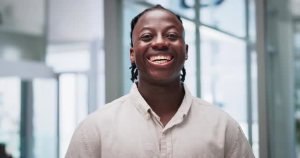 Rostro Sonrisa Creativo Con Hombre Negro Diseñador Oficina Para Inicio — Vídeo de stock